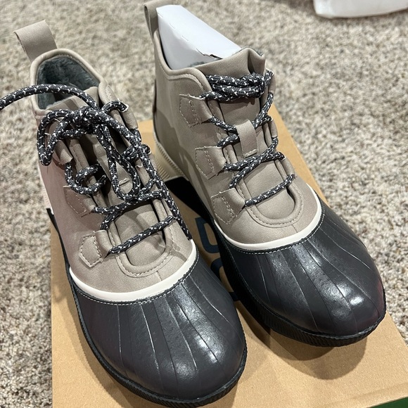 JBU Shoes - Women's Linette Lace-Up Water-Resistant Duck Booties